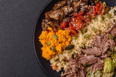 Bir kase sığır eti, bulgur, domates, mantar, kabak ve sos. Vejetaryen yemeği