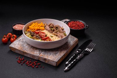 Bir kase sığır eti, bulgur, domates, mantar, kabak ve sos. Vejetaryen yemeği