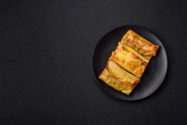 Koyu beton arka planda seramik tabakta ev yapımı krep.