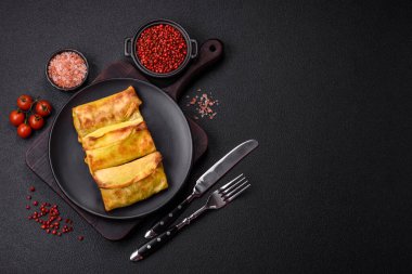 Koyu beton arka planda seramik tabakta ev yapımı krep.