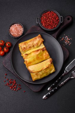 Koyu beton arka planda seramik tabakta ev yapımı krep.