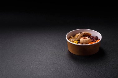 Renkli bir vejetaryen yemeği, arka planda balık, fasulye, mısır, mantar ve havuçtan oluşur.