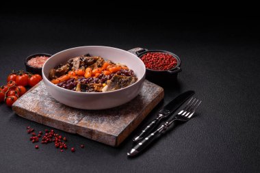 Renkli bir vejetaryen yemeği, arka planda balık, fasulye, mısır, mantar ve havuçtan oluşur.