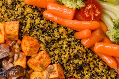 Renkli vejetaryen yemeği tofu, brokoli, kinoa, mantar ve havuçtan oluşur.