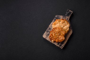 Lezzetli kızarmış domuz ya da koyu beton arka planda tuz ve baharatla ekilmiş tavuk pirzolası.