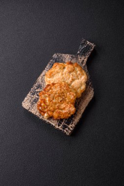 Lezzetli kızarmış domuz ya da koyu beton arka planda tuz ve baharatla ekilmiş tavuk pirzolası.