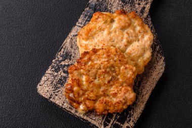 Lezzetli kızarmış domuz ya da koyu beton arka planda tuz ve baharatla ekilmiş tavuk pirzolası.