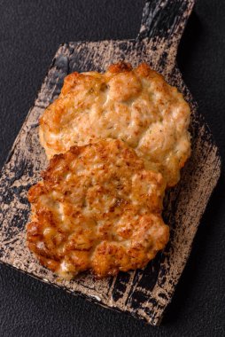 Lezzetli kızarmış domuz ya da koyu beton arka planda tuz ve baharatla ekilmiş tavuk pirzolası.