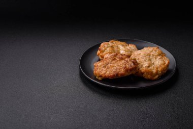 Lezzetli kızarmış domuz ya da koyu beton arka planda tuz ve baharatla ekilmiş tavuk pirzolası.