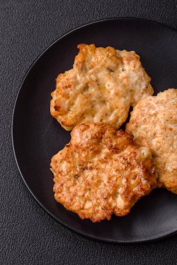 Lezzetli kızarmış domuz ya da koyu beton arka planda tuz ve baharatla ekilmiş tavuk pirzolası.