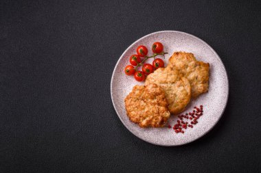 Lezzetli kızarmış domuz ya da koyu beton arka planda tuz ve baharatla ekilmiş tavuk pirzolası.