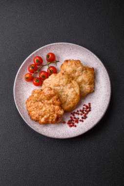 Lezzetli kızarmış domuz ya da koyu beton arka planda tuz ve baharatla ekilmiş tavuk pirzolası.