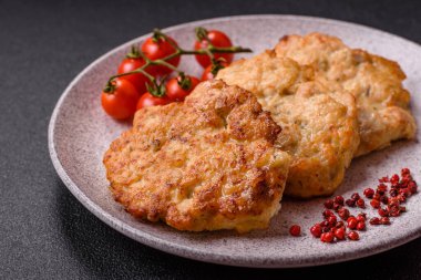 Lezzetli kızarmış domuz ya da koyu beton arka planda tuz ve baharatla ekilmiş tavuk pirzolası.