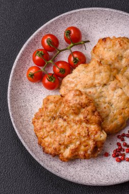 Lezzetli kızarmış domuz ya da koyu beton arka planda tuz ve baharatla ekilmiş tavuk pirzolası.
