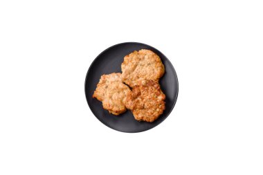 Lezzetli kızarmış domuz ya da koyu beton arka planda tuz ve baharatla ekilmiş tavuk pirzolası.