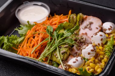 Etli sulu salata, mozzarella, havuç, marul, mısır ve kabak soslu ve keten taneli.