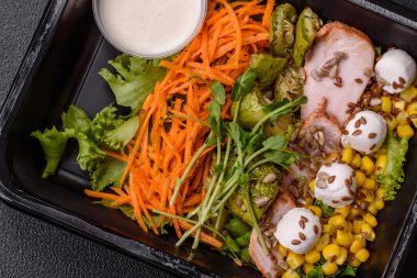 Etli sulu salata, mozzarella, havuç, marul, mısır ve kabak soslu ve keten taneli.