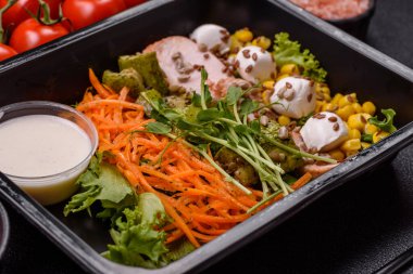 Etli sulu salata, mozzarella, havuç, marul, mısır ve kabak soslu ve keten taneli.