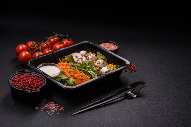 Etli sulu salata, mozzarella, havuç, marul, mısır ve kabak soslu ve keten taneli.