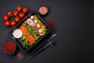 Etli sulu salata, mozzarella, havuç, marul, mısır ve kabak soslu ve keten taneli.