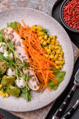 Etli sulu salata, mozzarella, havuç, marul, mısır ve kabak soslu ve keten taneli.