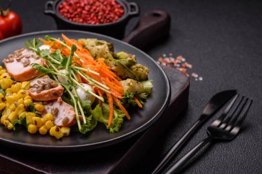 Etli sulu salata, mozzarella, havuç, marul, mısır ve kabak soslu ve keten taneli.