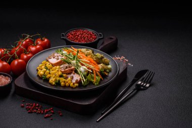 Etli sulu salata, mozzarella, havuç, marul, mısır ve kabak soslu ve keten taneli.