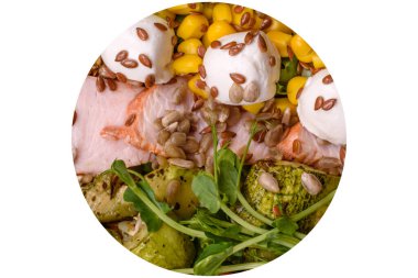 Etli sulu salata, mozzarella, havuç, marul, mısır ve kabak soslu ve keten taneli.