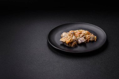 Lezzetli haşlanmış biftek ya da havuç, soğan, ekşi krema ve baharatlı seramik tabakta dilimlenmiş domuz dili.