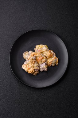 Lezzetli haşlanmış biftek ya da havuç, soğan, ekşi krema ve baharatlı seramik tabakta dilimlenmiş domuz dili.