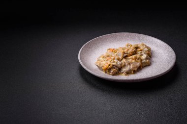 Lezzetli haşlanmış biftek ya da havuç, soğan, ekşi krema ve baharatlı seramik tabakta dilimlenmiş domuz dili.