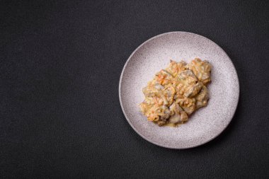 Lezzetli haşlanmış biftek ya da havuç, soğan, ekşi krema ve baharatlı seramik tabakta dilimlenmiş domuz dili.