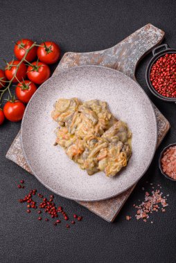 Lezzetli haşlanmış biftek ya da havuç, soğan, ekşi krema ve baharatlı seramik tabakta dilimlenmiş domuz dili.