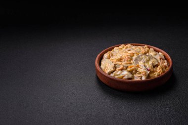 Lezzetli haşlanmış biftek ya da havuç, soğan, ekşi krema ve baharatlı seramik tabakta dilimlenmiş domuz dili.