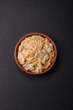 Lezzetli haşlanmış biftek ya da havuç, soğan, ekşi krema ve baharatlı seramik tabakta dilimlenmiş domuz dili.