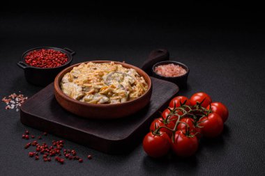 Lezzetli haşlanmış biftek ya da havuç, soğan, ekşi krema ve baharatlı seramik tabakta dilimlenmiş domuz dili.