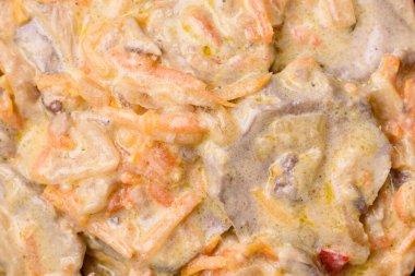 Lezzetli haşlanmış biftek ya da havuç, soğan, ekşi krema ve baharatlı seramik tabakta dilimlenmiş domuz dili.