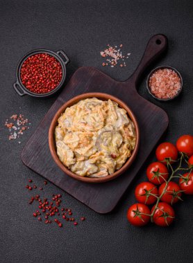 Lezzetli haşlanmış biftek ya da havuç, soğan, ekşi krema ve baharatlı seramik tabakta dilimlenmiş domuz dili.