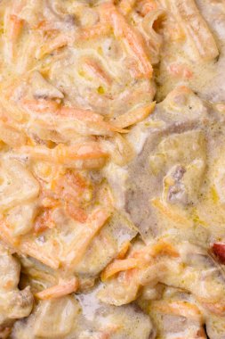 Lezzetli haşlanmış biftek ya da havuç, soğan, ekşi krema ve baharatlı seramik tabakta dilimlenmiş domuz dili.