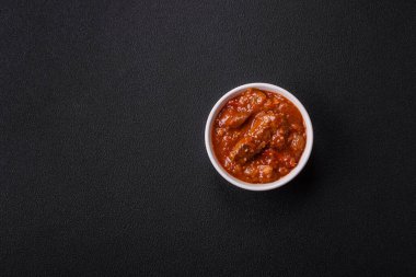 Tayland yemeği et, acı biber, domates sosu ve koyu beton arka planda susam.