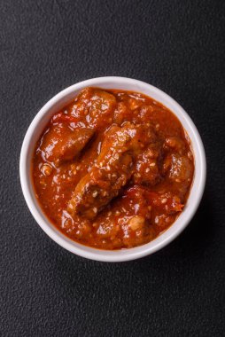 Tayland yemeği et, acı biber, domates sosu ve koyu beton arka planda susam.