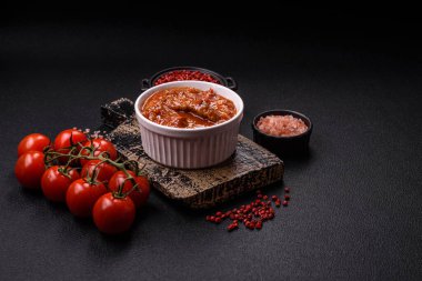 Tayland yemeği et, acı biber, domates sosu ve koyu beton arka planda susam.