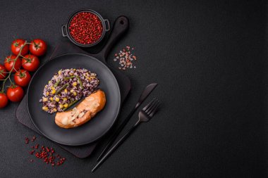 Koyu beton arka planda pirinç, brokoli, tuz ve baharatla haşlanmış somon.