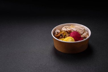 Dilimlenmiş tavuk filetosu, karabuğday eriştesi, soya sosu, karnabahar ve mısır ile Asya yemeği.