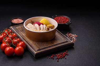 Dilimlenmiş tavuk filetosu, karabuğday eriştesi, soya sosu, karnabahar ve mısır ile Asya yemeği.