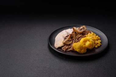 Dilimlenmiş tavuk filetosu, karabuğday eriştesi, soya sosu, karnabahar ve mısır ile Asya yemeği.