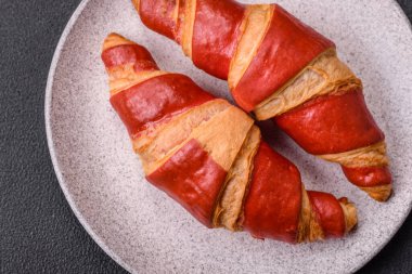 Çikolata dolgulu lezzetli çıtır kruvasanlar. Sabah kahvesi için fırında mal.