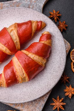 Çikolata dolgulu lezzetli çıtır kruvasanlar. Sabah kahvesi için fırında mal.