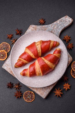 Çikolata dolgulu lezzetli çıtır kruvasanlar. Sabah kahvesi için fırında mal.