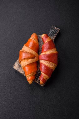 Çikolata dolgulu lezzetli çıtır kruvasanlar. Sabah kahvesi için fırında mal.